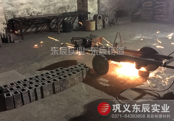 鞏義東辰耐磨件車(chē)間打磨錘頭